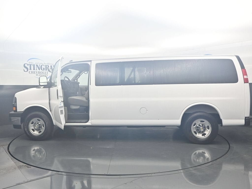 2025 Chevrolet Express Passenger 1LT